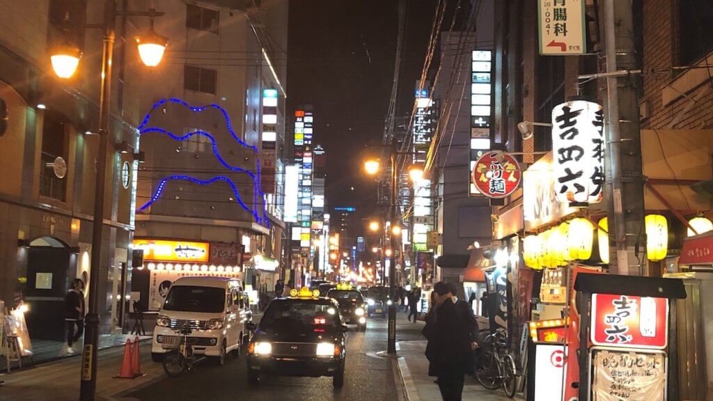 夜の広島市内の繁華街